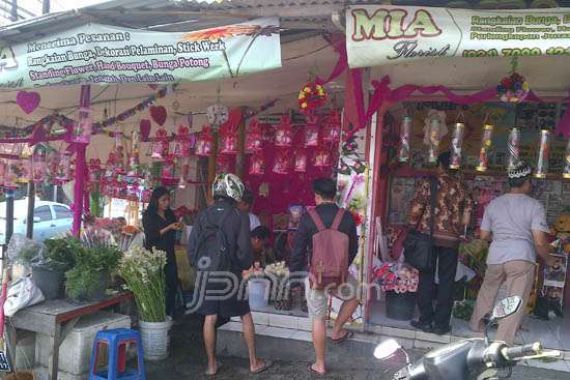 Jelang Valentine, Pasar Bunga Rawa Belong Banjir Pembeli - JPNN.COM