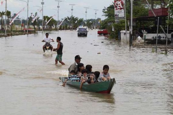 Banjir Rendam Ibukota Kaltara Mulai Surut - JPNN.COM