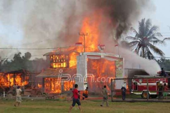 Dua Jam, Tiga Rumah di Kuala Lapang jadi Arang - JPNN.COM