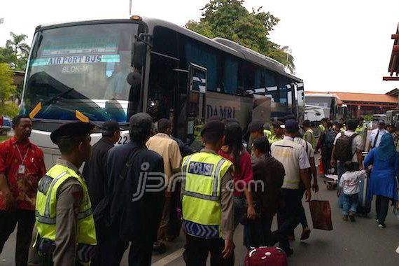 Ratusan Calon Penumpang Lion Air Diboyong ke Terminal 3 - JPNN.COM