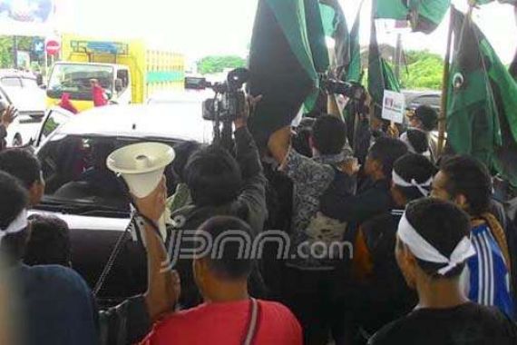 Tiba di Makassar, Abraham Samad Temui Demonstran - JPNN.COM