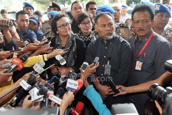 Usai Antar Surat, BW Tinggalkan Mabes Polri Tanpa Diperiksa - JPNN.COM