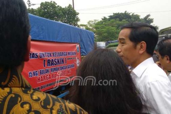 Blusukan ke Bulog, Jokowi Pastikan Terjaminnya Suplai Beras - JPNN.COM