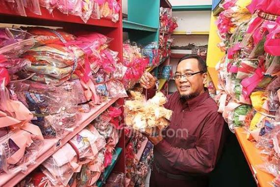 Achmad Basuki, Bos Busana Muslim yang Hobi Jual Kerupuk Terasi - JPNN.COM