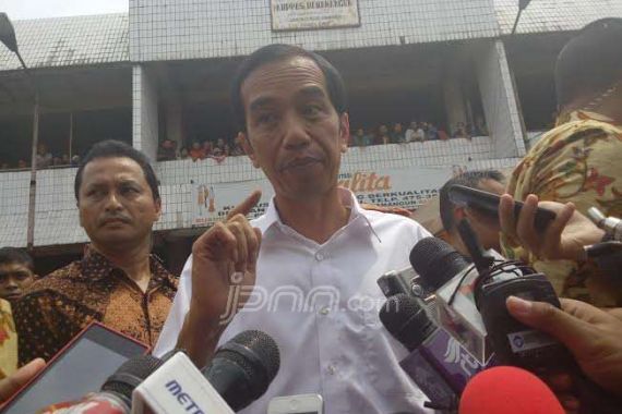 Blusukan ke Pasar, Jokowi tak Lupa Belanja Ini - JPNN.COM
