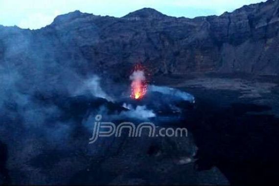 Ini Penampakan Semburan Pijar Api Gunung Raung - JPNN.COM