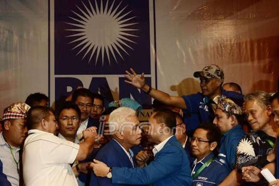 Setelah Dipeluk, Hatta Pun Lalu Ditinggalkan - JPNN.COM