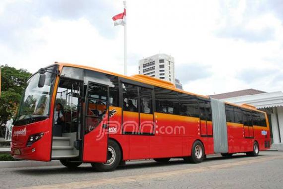 Berkas Lengkap, Dua Tersangka Korupsi Bus Gandeng Dilimpahkan - JPNN.COM