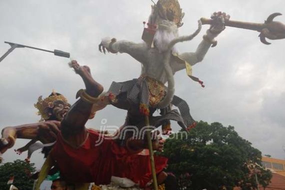 Presiden Jokowi Ulurkan Angpao - JPNN.COM