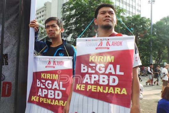 Bagikan Mawar di Car Free Day, Dukung Ahok Sikat Begal APBD - JPNN.COM