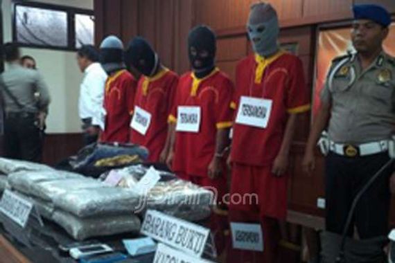 Warga Hadang Polisi Saat Tangkap Penyelundup Ganja - JPNN.COM