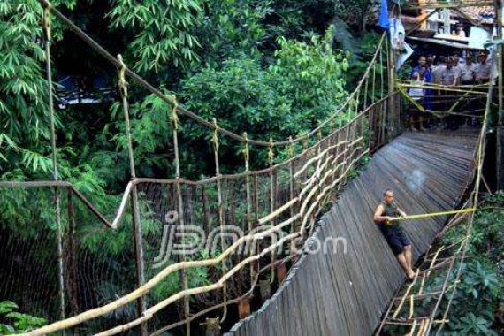 Braaakkkk! Jembatan Gantung Putus Saat Dilintasi 46 Bocah SD - JPNN.COM