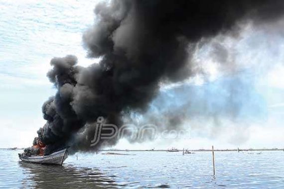 Sttt...yang ini Bukan Kebijakan Ibu Susi, Kapal Nelayan Dibakar di Perairan - JPNN.COM