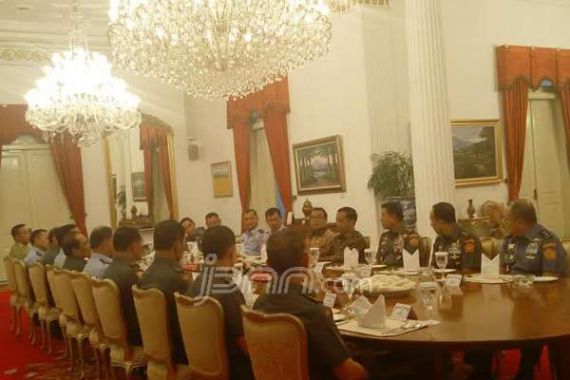 Jokowi Mulai Ketagihan Makan Siang Ditemani Jenderal TNI - JPNN.COM