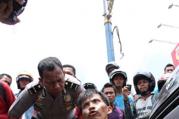 Duh..Pak Kumis Ini Coba Bunuh Diri karena Gerobak Sate Diangkut Satpol PP - JPNN.COM