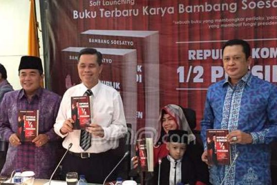 Sindir Jokowi, Anak Buah Ical Luncurkan Buku Republik Komedi 1/2 Presiden - JPNN.COM
