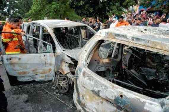 Mobil Terbakar, Macet Hingga 2 Kilometer - JPNN.COM