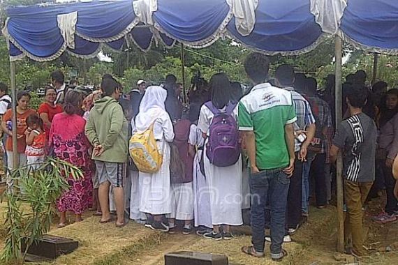 Makam Warga jadi Korban Ramainya Pelayat Kuburan Olga - JPNN.COM