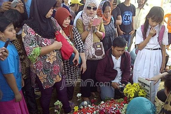 Mengaku Fans Mendiang, Makam Olga Syahputra Masih Ramai Pelayat - JPNN.COM