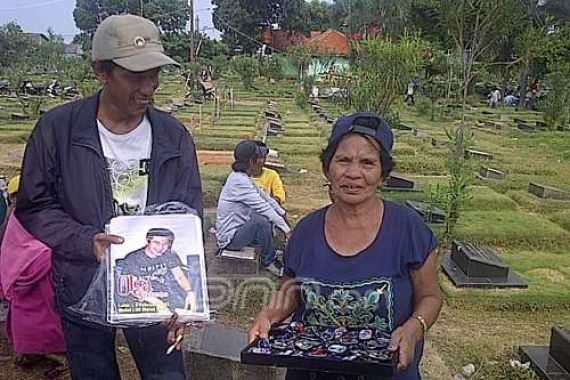 Pedagang Ini Raup Untung dari Jualan Pernik Olga - JPNN.COM