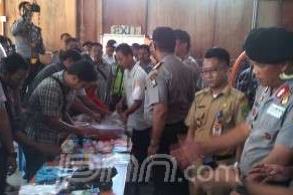 Gerebek 'Kampung Narkoba', Polisi Sita Puluhan Paket Sabu dan Uang Ratusan Juta - JPNN.COM