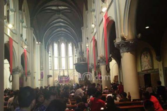 Memperingati Jumat Agung di Gereja Katedral; Tiada Syukur Tanpa Peduli - JPNN.COM