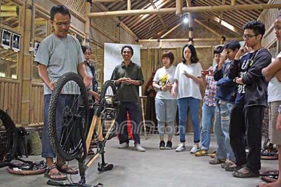 Singgih Kartono Gerakkan Desa lewat Desain Sepeda Bambu - JPNN.COM