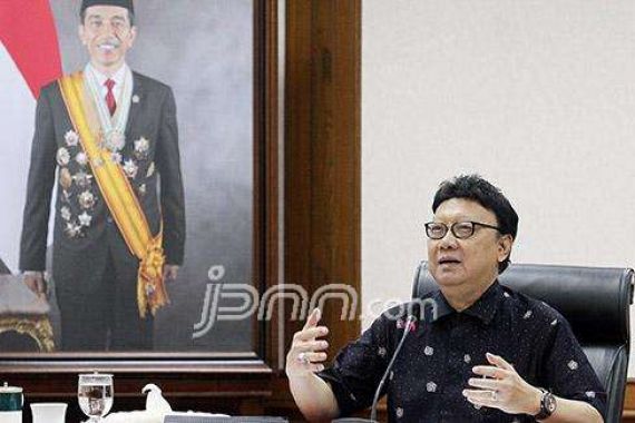 Ditanya Soal Presiden Jokowi Maju Jadi Ketum PDIP, Ini Kata Tjahjo Kumolo... - JPNN.COM