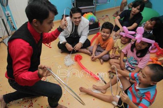 Emergency Magic, Trio Professional Magician Penghibur Pasien Anak - JPNN.COM