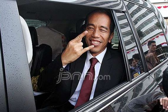 Gelar Aksi, Massa PMII Desak Jokowi Lengser - JPNN.COM