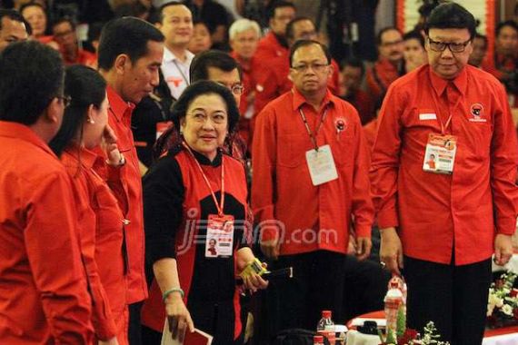 Lempar Senyum Terus, Mega Duduk Diapit Jokowi dan JK - JPNN.COM