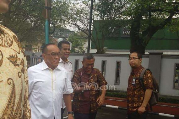 Ical Dampingi JK Hadiri Sidang Yance - JPNN.COM