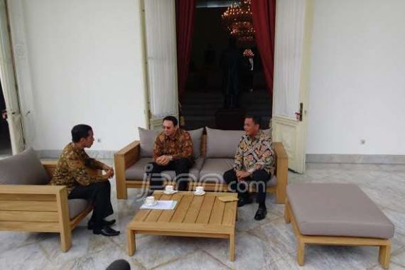 Sambil Ngeteh di Teras Istana, Jokowi Minta Ahok-DPRD Tidak Ramai Lagi - JPNN.COM