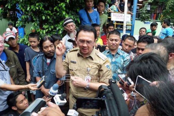 Ahok Kunjungi Blok G Pasar Tanah Abang, Pedagang Mengeluh Eskalator Tak Jalan - JPNN.COM