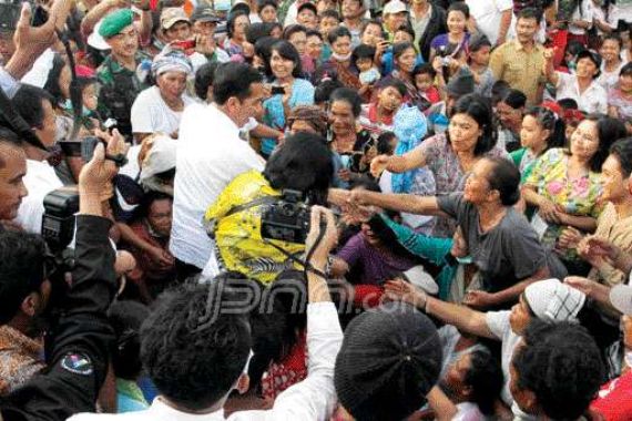 Presiden Jokowi Bagikan Kartu KIS Pertama Kali di Medan - JPNN.COM