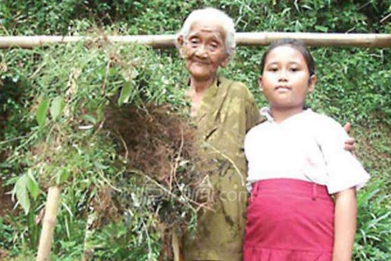 Mbah Tugiyem, Perempuan Berusia Satu Abad yang Tetap Aktif Bekerja - JPNN.COM