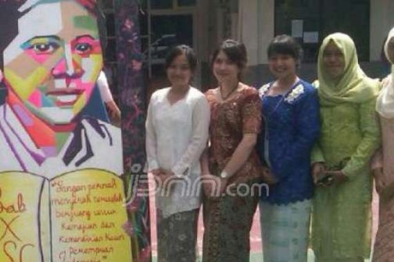 Hari Kartini, Siswi SMA Ini Mengenakan Kebaya ke Sekolah - JPNN.COM