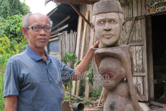Kerisauan M. Haitami, sang Penjaga Tradisi Ukiran Dayak di Kalimantan Tengah - JPNN.COM