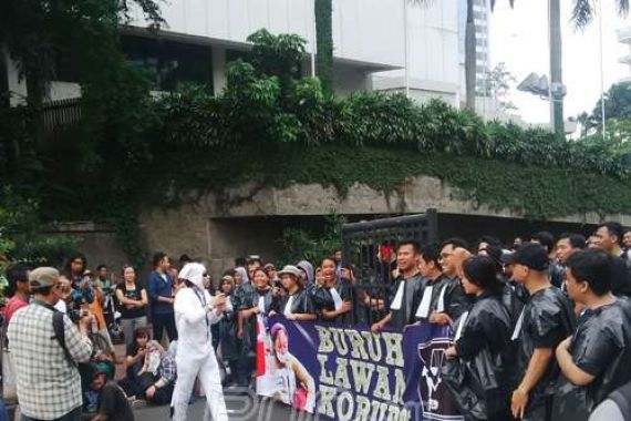 Ikut May Day, LBH Jakarta Pakai Kostum Tikus - JPNN.COM