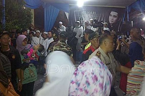 Pengajian di Malam 40 Hari Wafatnya Olga Usai, Ribuan Jamaah Masih Bertahan - JPNN.COM