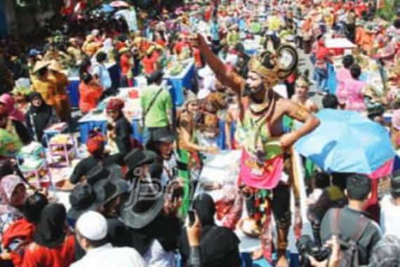 Perang Kostum 1.500 Peserta Festival Rujak Uleg, Hari Ini Digelar - JPNN.COM