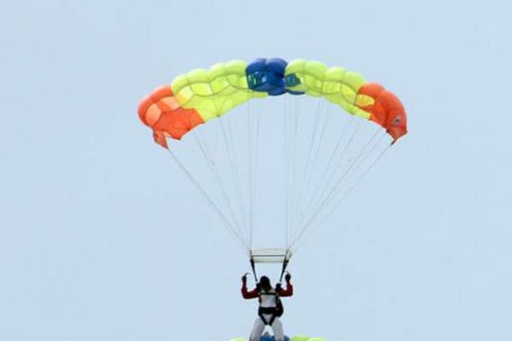 Aduh..Tiga Pengunjung Medan Air Show Ketiban Paramotor, 1 Tewas - JPNN.COM