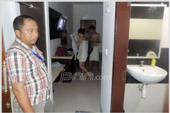 Pintu Kamar Digedor Petugas BNNP, Pasangan Mahasiswa hanya Berbalut Handuk - JPNN.COM