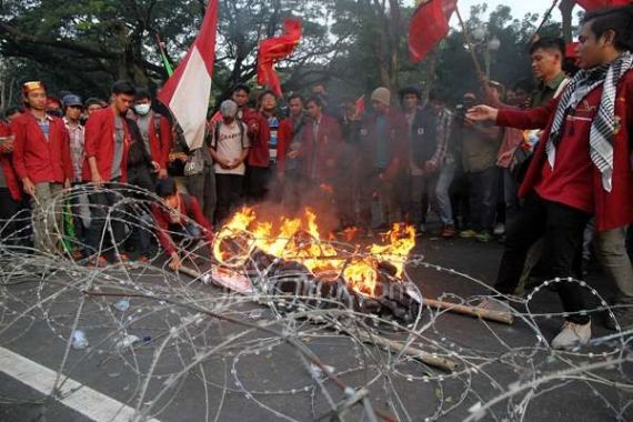 Demo Panas, Keranda untuk Jokowi-JK Dibakar di depan Istana Merdeka - JPNN.COM