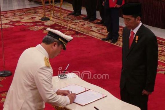 Jokowi Lantik Wagub Papua Barat dan Kepala Bakamla - JPNN.COM