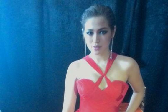 Jessica Iskandar Tampil Hot dengan Gaun Menantang, Ini Penampakannya - JPNN.COM
