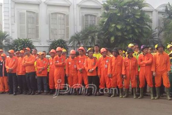 Diundang Jokowi ke Istana, Petugas Kebersihan Menangis - JPNN.COM