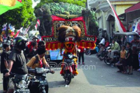 Wow, Pementas Reog Ponorogo Beraksi di Atas Motor - JPNN.COM