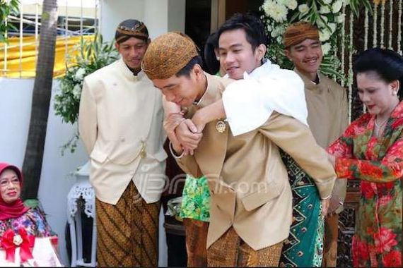 Jokowi Ternyata Masih Kuat Nggendong Gibran, Nih Fotonya... - JPNN.COM