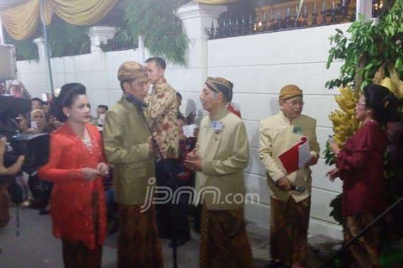 Jokowi dan Iriana tak Ikut Seserahan, Hanya Utus Pakde - JPNN.COM